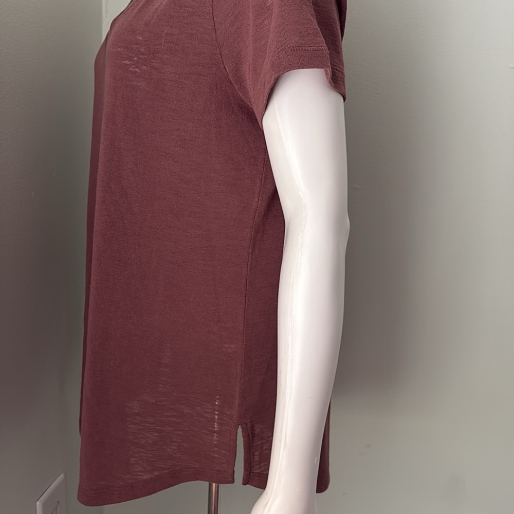 Athleta Breezy Scoop Short Sleeve V-Neck Knit Tee in Hearth Rose Size Medium - Picture 5 of 8